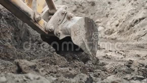 挖掘机在建筑工地铲挖土砂和土堆慢动作视频的预览图