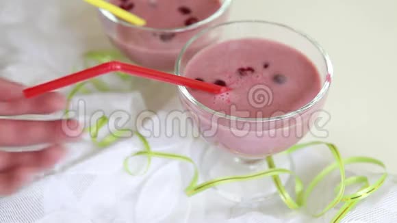 杯中的樱桃和牛奶酸奶视频的预览图
