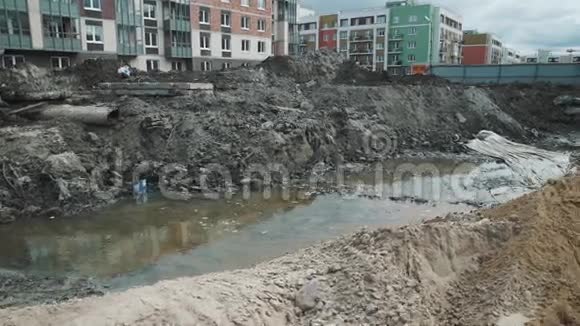 建筑工地的沙堆沟渠中的泥浆水视频的预览图