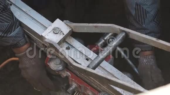 工人用手扳动沟渠中的金属工业机械视频的预览图