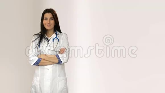 微笑的医生女人站在白色的房间里视频的预览图