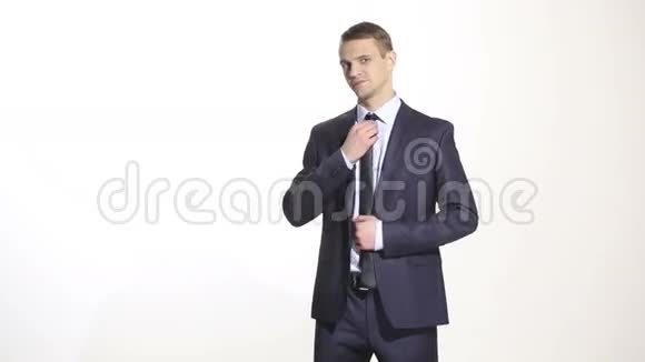 肢体语言穿商务服的人在白色背景下被隔离拉直领带调情视频的预览图