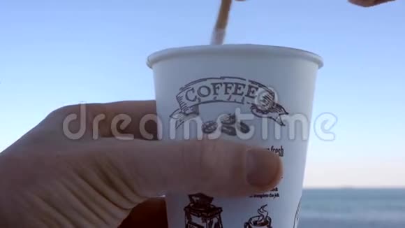 手人搅拌咖啡杯视频的预览图