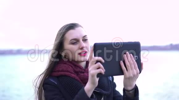 拍摄湖碑的女孩的特写镜头4k视频的预览图