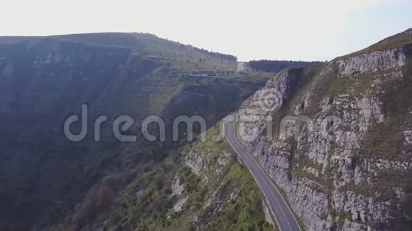 西班牙山区好路鸟瞰图视频的预览图