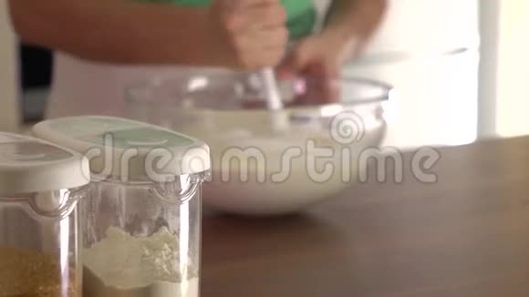 人在玻璃碗里搅拌面团斯泰迪加姆慢镜头视频的预览图