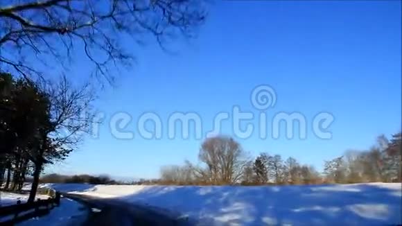 行车道路冬季景观视频的预览图
