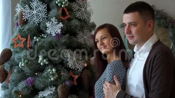 新年树上的年轻夫妇视频的预览图