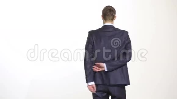 肢体语言穿商务服的男人孤立的白色背景培训管理人员销售代理双手背在背后视频的预览图