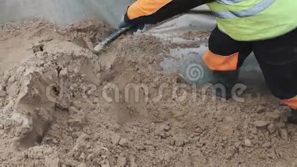 筑工用铁锹挖沟内砂桩慢动作视频的预览图