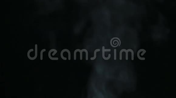 烟雾模糊在带有颗粒的黑暗抽象背景上流动视频的预览图