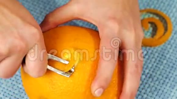 女人剥橘子的热情视频的预览图