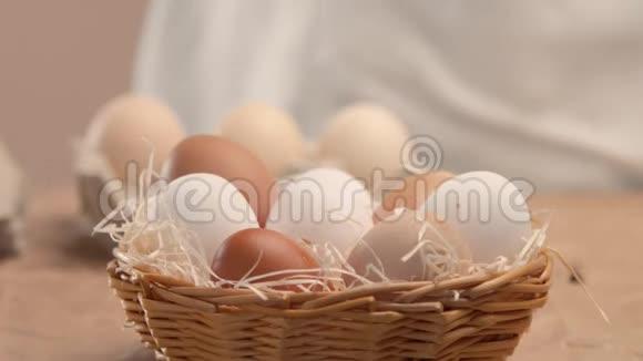男人从篮子里拿出鸡蛋放进桶里视频的预览图
