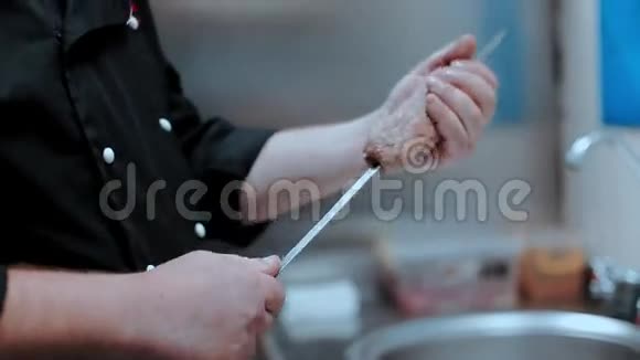 厨师把肉串在扦子上视频的预览图