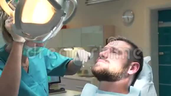 年轻客户的牙科抛光牙齿斯坦迪卡姆视频的预览图
