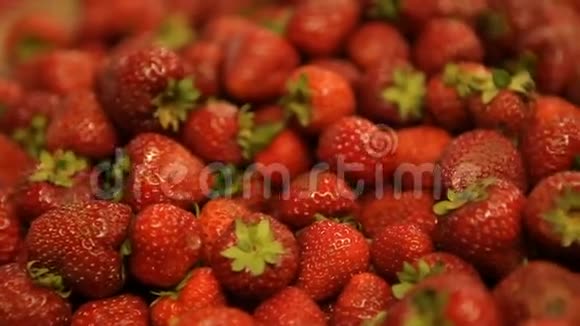 市场上的草莓快关门视频的预览图