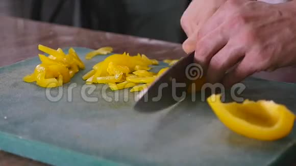 厨师用蔬菜切黄椒的慢动作视频的预览图