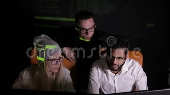 黑客集团在黑暗中使用计算机代码视频的预览图