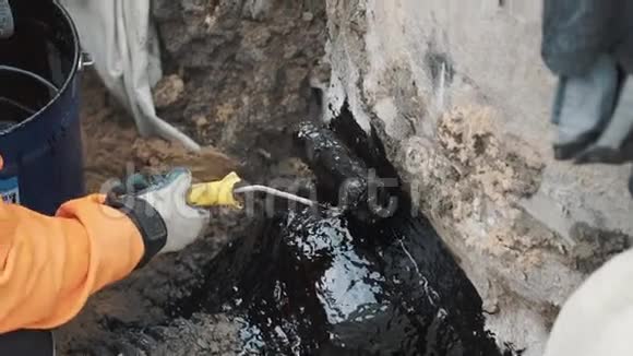 在黑色塑料管与混凝土之间的水泥针上涂上焦油视频的预览图