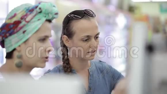 两个有吸引力的女人在超市里选择身体护理产品视频的预览图