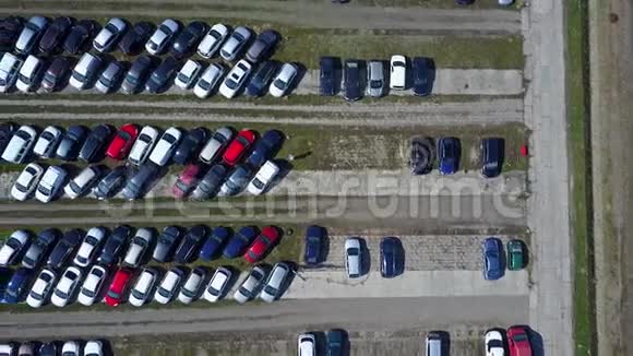 新车停车的空中镜头俯视4K视频视频的预览图