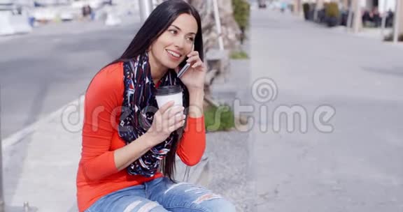 时髦时髦的年轻女人听着手机电话视频的预览图