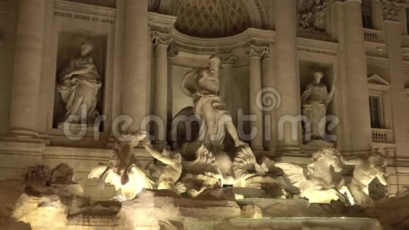 在罗马神奇的特雷维喷泉一个真正的热点视频的预览图