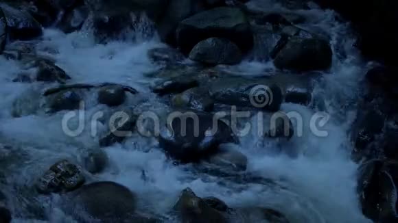 傍晚时蜿蜒的山河视频的预览图
