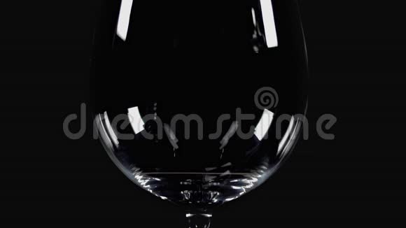 盛酒杯配红酒超慢动作宏拍黑色背景视频的预览图