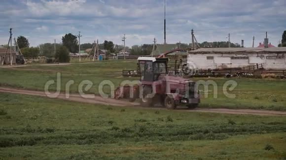 拖拉机在乡村农场旁边耕田视频的预览图