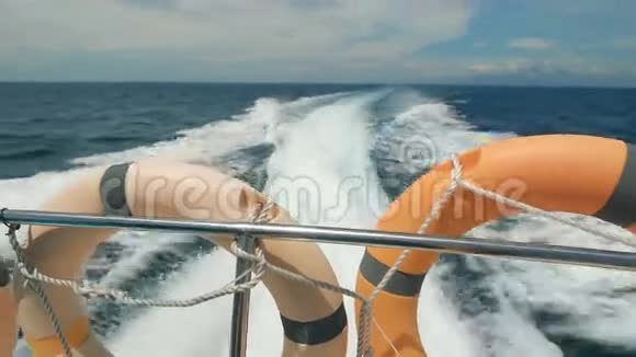 游艇在印度洋上的巴厘岛永远蔚蓝的海洋无云的天空它是巴厘岛的一个岛屿它视频的预览图