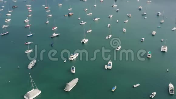 阳光明媚的一天您可以在空中看到游艇幼崽和码头游艇和帆船停泊在码头视频的预览图