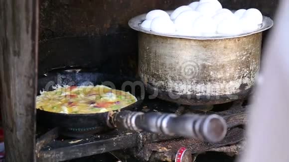 在乔德普尔街头摊的炉子上正在准备当地的印度食物视频的预览图