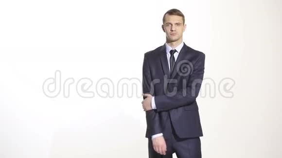 肢体语言穿商务服的男人孤立的白色背景手臂和手的手势他所形成的部分屏障视频的预览图