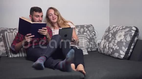 年轻夫妇使用平板电脑阅读书籍视频的预览图