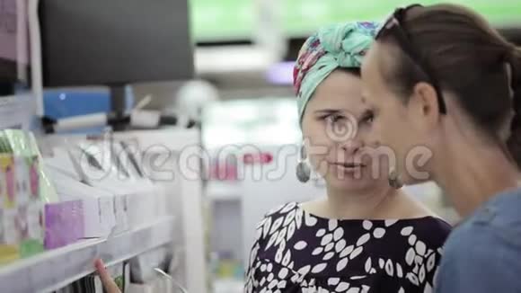 两个有吸引力的女人在超市里选择身体护理产品视频的预览图