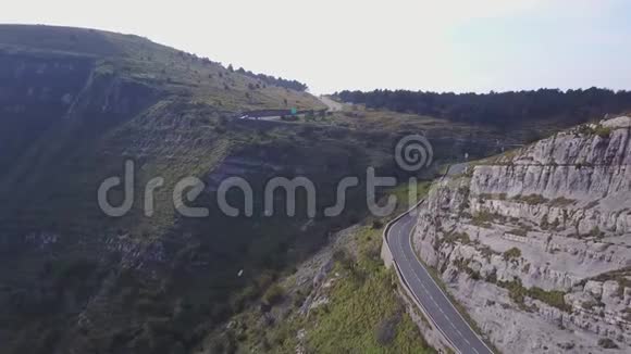 西班牙山区好路鸟瞰图视频的预览图