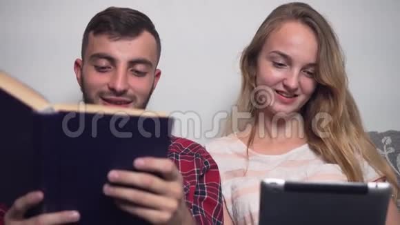 年轻夫妇使用平板电脑阅读书籍视频的预览图