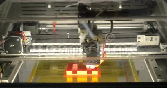 工作中的3D打印机视频的预览图