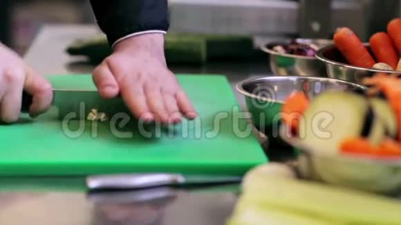 男厨师的手在厨房里切蒜视频的预览图