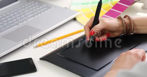 女性平面设计师使用数码绘图平板电脑视频的预览图