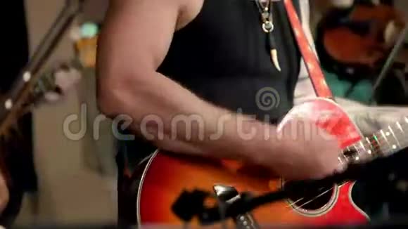 摇滚音乐会上的音乐家吉他手在夜总会演奏红色吉他视频的预览图