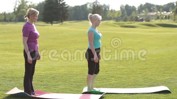 在公园练习瑜伽的高级健身女性视频的预览图