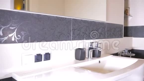 漂亮的浴室内部现代化公寓视频的预览图
