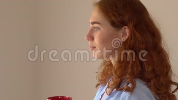 肖像红头发的女性喜欢喝酒视频的预览图