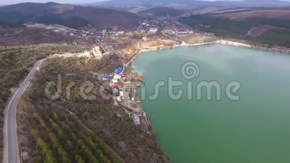 鸟瞰青山湖视频的预览图