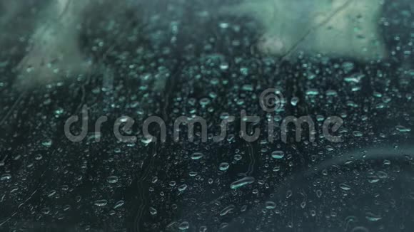 雨点落在外面停着的汽车的玻璃上4k慢镜头拍摄4k视频的预览图