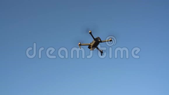 小型四方直升机逆天飞行慢动作视频的预览图