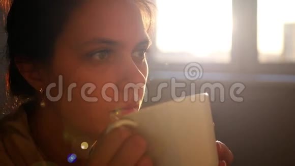 喝着美味的咖啡视频的预览图