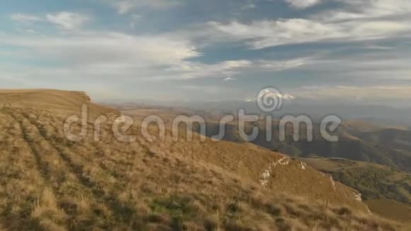 飞机飞越高岩崖俯瞰北高加索俄罗斯的山口空中飞行视频的预览图